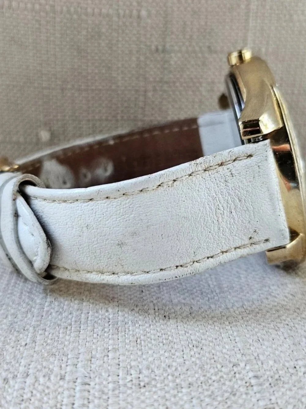 Vintage Guess Women Wristwatch Big Face Butterly Gold Tone Crystals Accent Bezel